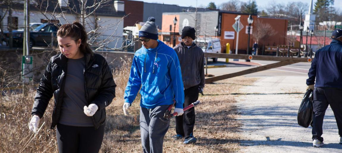 MLK day of service participants volunteer on the High Bridge Trail