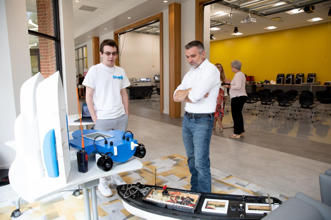 Ben Gettier ’26 chats with state Sen. Luther Cifers, founder of YakAttack at Demo Day